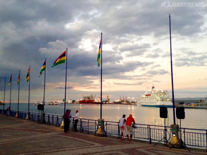 Le drapeau de Maurice en fa ce du port au cardan Waterfront, Port-Louis