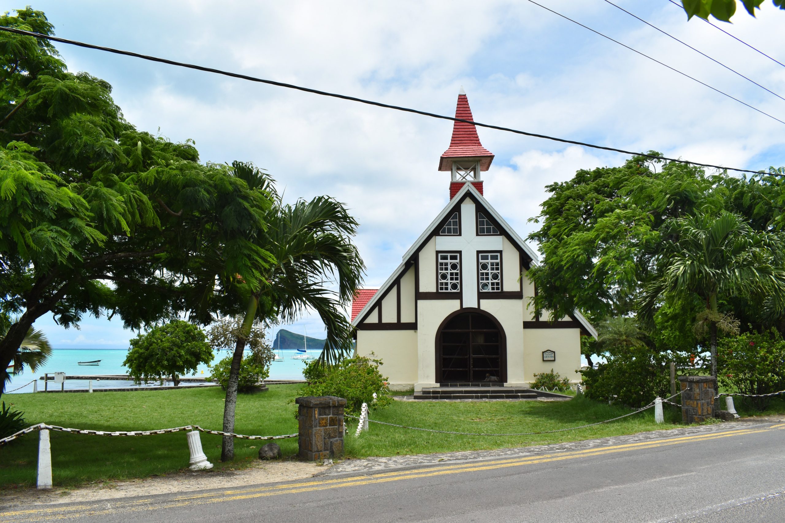 Cap Malheureux et son église au toit rouge 