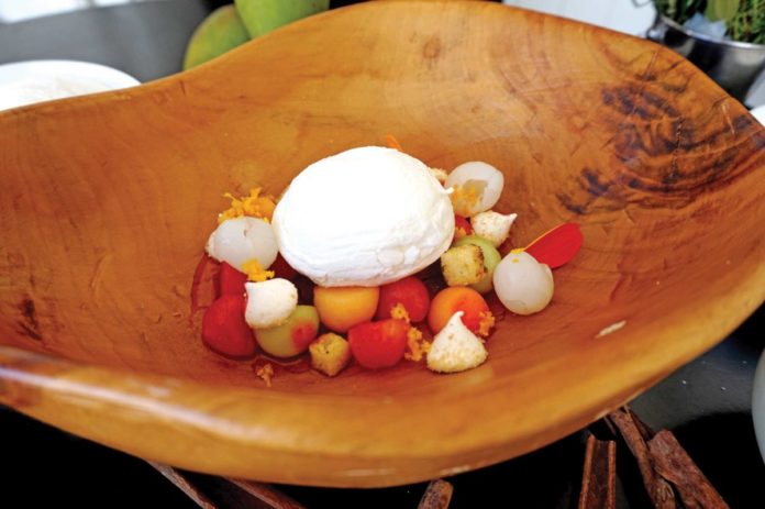 Crème pâtissière aux fraises et aux litchis frais, meringue pochée et masala croquant