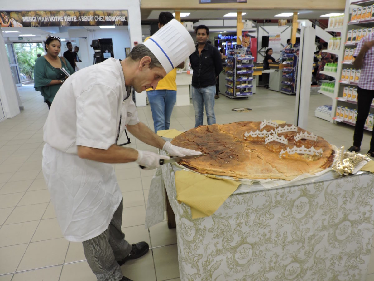 La plus grande galette des rois réalisée par Monoprix Curepipe