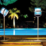 Lampes Paris placées en bord de piscine