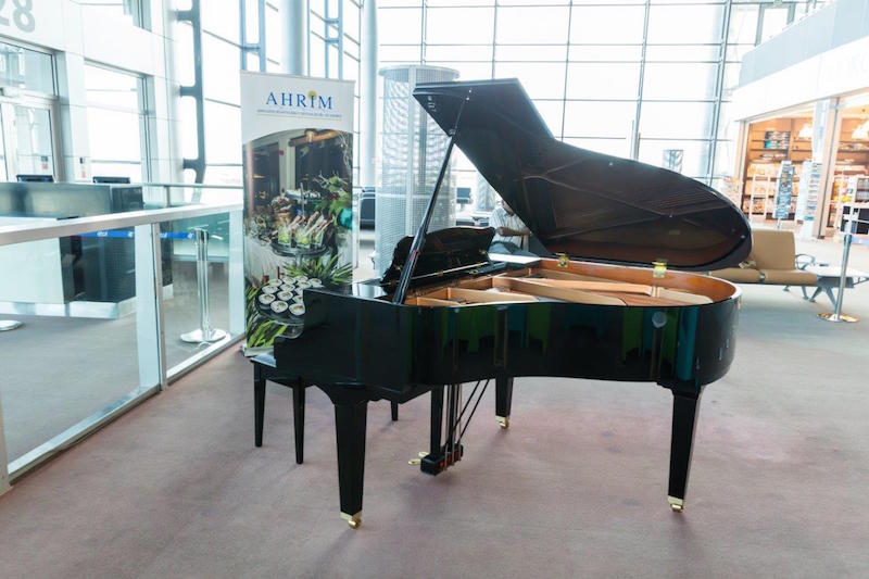 Quand les notes de piano résonnent à l’aéroport SSR