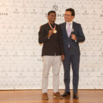 Niven Chemben, médaille d’or aux jeux des Iles 2023, élève et staff de Maison Sasha, félicité fièrement par Mr Sasha Mosafeer directeur.