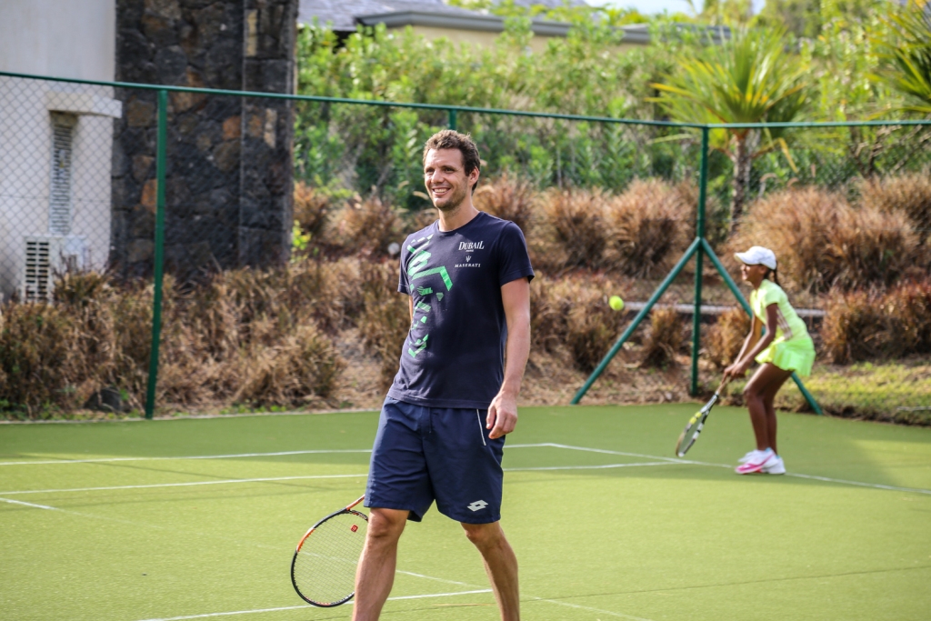 Quand le tennisman Paul-Henri Mathieu rencontre 6 jeunes espoirs du tennis mauricien