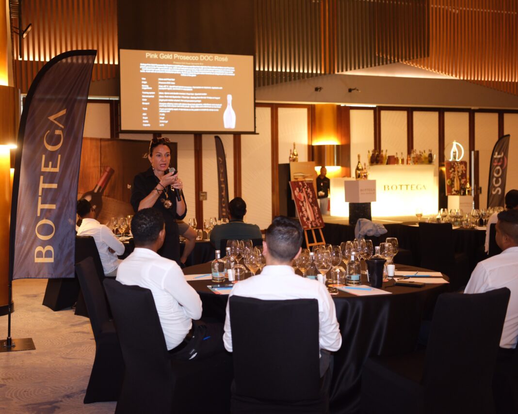 Photo 4 - Elena Schipani animant la masterclass Bottega