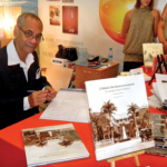 Séance de dédicaces lors du Salon du Livre.