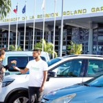 Un voiturier Zotcar qui récupère les clés de voiture d’une propriétaire à l’aéroport