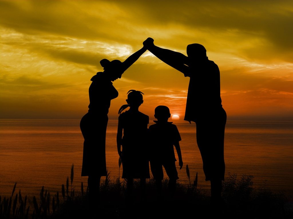 Famille, coucher du soleil