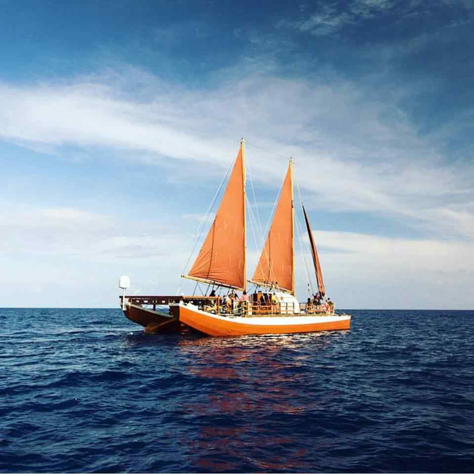 Une pirogue traditionnelle polynésienne de passage à Maurice